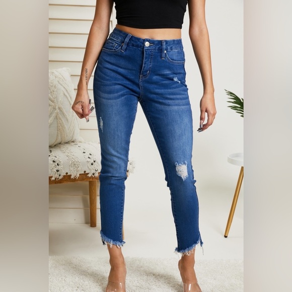 YMI Jeanswear Irene Frayed Cropped Jeans - Picture 1 of 9